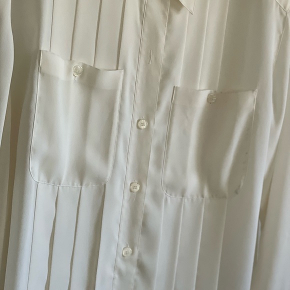 Classic, like-new blouse with rich detail! Finished hem can be worn loose or in. - Picture 4 of 4